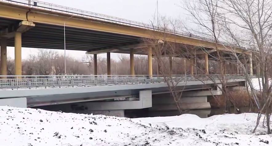 Глава Ростова на Дону проинспектировал новый мост через Темерник Глава Ростова на Дону Александр Скрябин вместе со специалистами дорожной службы проверил готовность нового моста через реку Темерник на улице Песчаной Об этом он сообщил в своем телеграм канале По словам первого заместителя главы города Владимира Иванова для ввода объекта в эксплуатацию уже получено положительное заключение Госстройнадзора Этот мост проектирование которого началось еще в 1981 году станет дублером Текучевского моста и повысит надежность транспортной инфраструктуры района В рамках строительства подрядчик увеличил габариты сооружения установил локальные очистные сооружения а также модернизировал ливневую канализацию увеличив диаметр труб и количество дождевых колодцев Александр Скрябин отметил что в наступающем году работа по строительству и реконструкции городских мостов и путепроводов будет продолжена Подпишись на 1Rnd в МАХ Написать в редакцию