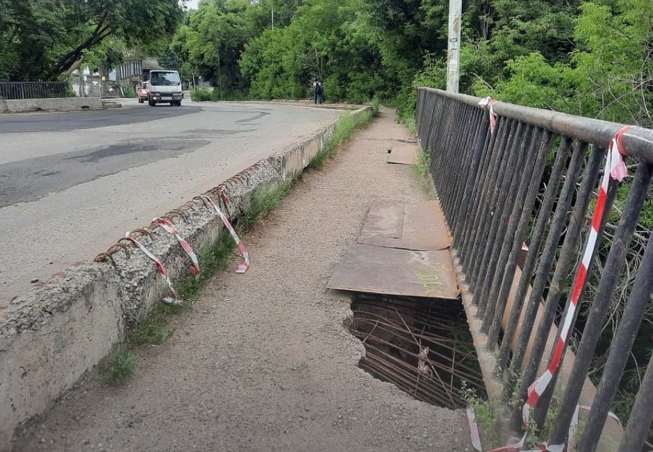 Томские власти снова ищут подрядчика на ремонт Аптекарского моста  Сумму контракта, предлагаемую за ремонт моста, увеличили с 27 до 34 миллионов рублей, конкурс продлится до 17 февраля.  В 2024 году мэрия несколько раз объявляла аукцион, но не получила ни одной заявки от подрядчика, поэтому решила поднять цену контракта.  На ремонт моста планируют потратить около полугода, для этого половину проезжей части будут перекрывать поочередно, используя на мосту реверсивное движение.  По данным властей, Аптекарский мост построен в 1914 году, а реконструировался в последний раз в 1987-м.  Фото: Народный фронт