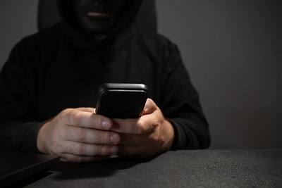 Внимание мошенники начали оформлять кредиты с помощью ваших старых телефонных номеров В последние месяцы наблюдается рост случаев мошенничества связанных с использованием старых телефонных номеров для оформления кредитов Злоумышленники находят номера которые были ранее в использовании и используют их для доступа к личным кабинетам пользователей в банковских приложениях и других сервисах Как это работает Мошенники сверяют номера доступные в открытой продаже от сотовых операторов с теми которые привязаны к аккаунтам в банках и различных онлайн сервисах После этого они приобретают сим карты с этими номерами и начинают попытки получить доступ к личным кабинетам жертв Это касается не только социальных сетей но и банковских приложений маркетплейсов и других онлайн сервисов Получив доступ к банковскому приложению мошенникам становится легко оформить предодобренную кредитную заявку и вывести деньги со счетов своих жертв Это может привести к серьезным финансовым потерям для владельцев аккаунтов Чтобы защитить себя от подобных мошеннических схем важно предпринять несколько мер предосторожности Прежде всего убедитесь что ваш старый номер отвязан от всех аккаунтов которые вы больше не используете Кроме того рекомендуется установить на ваше устройство антивирусное программное обеспечение которое поможет обнаружить и предотвратить несанкционированный доступ Подпишись control zakupka