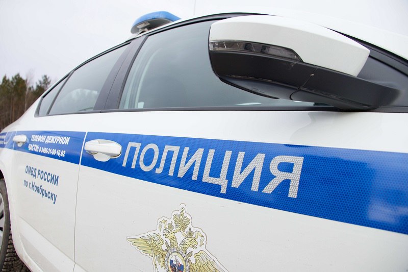 ‍ Ноябрьские автоинспекторы задержали водителя без права управления транспортными средствами.  5 августа в 16:10 на 266-м километре автодороги «Сургут – Салехард» экипаж ДПС остановил автомобиль «Toyota». За рулем находился 59-летний водитель. В ходе проверки данных по информационным базам было установлено, что водитель лишён права управления.  В отношении нарушителя составлен административный материал по ч. 2 ст. 12.7 КоАП РФ «Управление транспортным средством водителем, лишенным права управления транспортными средствами». Санкция данной статьи влечет наложение административного штрафа в размере тридцати тысяч рублей, либо административный арест на срок до пятнадцати суток, либо обязательные работы на срок от ста до двухсот часов.    ‼ Управление автомобилем без прав – это риск для всех участников дорожного движения. Водитель без прав, как правило, не имеет необходимых знаний Правил дорожного движения и практического опыта, что делает его действия на дороге непредсказуемыми и потенциально опасными. Это прямая угроза безопасности пешеходов, пассажиров и других водителей, а также причина серьезных ДТП. Помните: ваша безответственность может стоить жизни!     #мвдроссии #полиция #гибддянао #гибдд #янао #ноябрьск