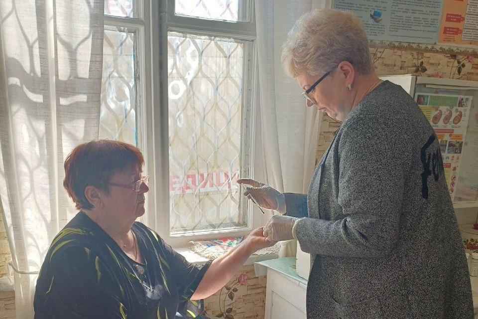50 жителей пгт.Калининский были осмотрены специалистами Свердловской ЦГМБ  Сотрудники Свердловской центральной городской многопрофильной больницы продолжают работу по оказанию медицинской помощи жителям отдаленных и труднодоступных населенных пунктов района.    В рамках данной работы организован выезд специалистов в пгт Калининский, входящего в состав Свердловского муниципального округа  ЛНР .  В бригаду врачей вошли:    - терапевт;    - гинеколог;    - медицинская сестра.   За время приема терапевт осмотрел 35 пациентов, гинеколог – 28.    Кроме того, было проведено 32 электрокардиографических исследований  ЭКГ  и 30 заборов крови для лабораторных анализов.  «Профилактические осмотры – это важная составляющая сохранения здоровья населения.  Своевременное выявление заболеваний на ранних стадиях позволяет значительно повысить эффективность лечения и улучшить прогноз», -  отметил главный врач Свердловской ЦГМБ Сергей Захаров.   #Национальныйпроектпродолжительнаяиактивнаяжизнь