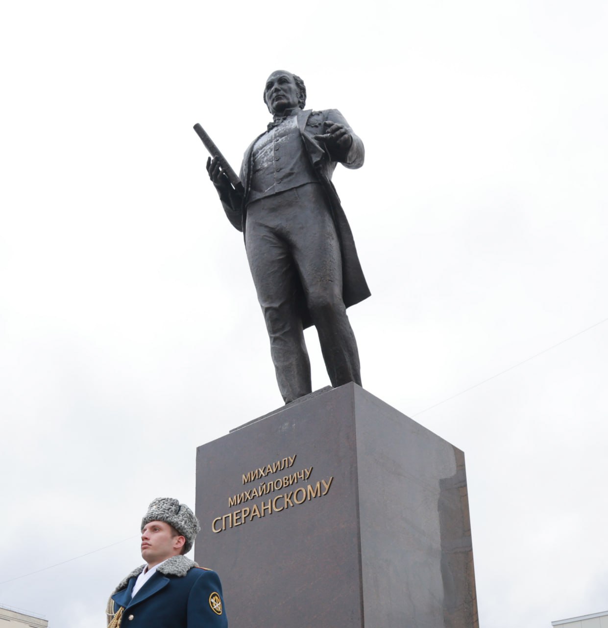 Во Владимире открыли памятник Михаилу Сперанскому   Сегодня у здания областного суда состоялась торжественная церемония открытия памятника уроженцу Владимирской области, реформатору, законотворцу Михаилу Сперанскому.    В ней приняли участие губернатор Александр Авдеев, заместитель министра юстиции Российской Федерации Константин Панферов, председатель комитета Государственной Думы по государственному строительству и законодательству Павел Крашенинников, аудитор счетной палаты Светлана Орлова, председатель Законодательного Собрания Владимирской области Ольга Хохлова, митрополит Владимирский и Суздальский Тихон, глава города Владимира Дмитрий Наумов, а также другие высокие гости.   Подробнее на сайте