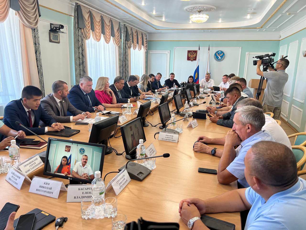 Сегодня в Госсобрании проходят заседания профильных комитетов, на которых рассматриваются кандидатуры на пост председателя правительства Республики Алтай и его заместителей. В работе комитетов участвует глава региона Андрей Турчак. Напомним, на должность председателя правительства Турчак выдвинул Александра Прокопьева. В числе внесённых на согласование зампредов - Ирина Петровская, Владимир Полетаев, Антон Черников. Тайное голосование по согласованию кандидатур пройдёт на сессии Эл Курултая завтра, 24 июня. Фото: пресс-служба парламента.