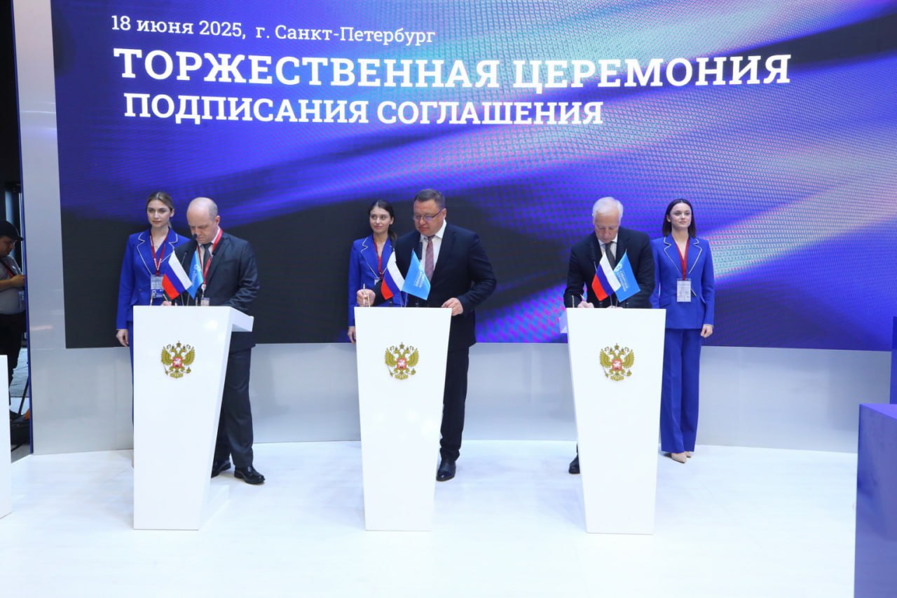 "Росатом" запустит в Томске производство 3D-принтеров. Новое предприятие займется разработкой и производством электронно-лучевых аппаратных комплексов 3D-принтеров , а также изготовлением деталей для авиакосмической, ядерной и приборостроительной промышленности. К 2029 году в ОЭЗ "Томск" построят семь тысяч квадратных метров производственных площадей. Соответствующее соглашение в рамках ПМЭФ подписали губернатор региона Владимир Мазур, глава "Росатом. Аддитивные технологии" Илья Кавелашвили и директор "ФабМеталл" Александр Рау. Сейчас "ФабМеталл" занимается производством электронно-лучевых сварочных пушек, систем их электропитания и тд. По словам директора бизнес-направления "Аддитивные технологии" "Росатома" Ильи Кавелашвили, совместное предприятие будет выпускать большие 3D-принтеры, которые печатают проволокой изделия диаметром до 2,8 м и высотой до 1 м. В планах - увеличение финансовых и административных ресурсов для продвижения этой продукции на российский и зарубежные рынки. ™ МашТех