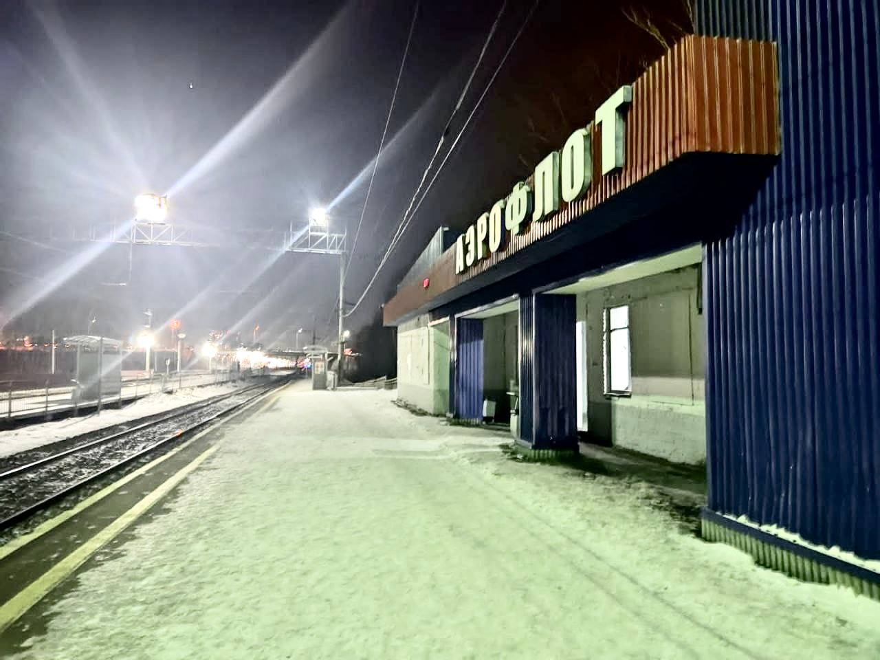 43 летняя женщина погибла на железной дороге в городе Обь перебегая пути перед приближающимся грузовым поездом 6 декабря вечером в линейный отдел МВД на станции Новосибирск сообщили что у станции Аэрофлот поезд травмировал человека По предварительным данным женщина игнорировала приближение состава Машинисты поезда подали звуковой сигнал и применили экстренное торможение но избежать наезда не удалось Транспортная полиция напоминает нельзя переходить пути если поезд находится ближе чем на 400 метров особенно на участках с ограниченной видимостью