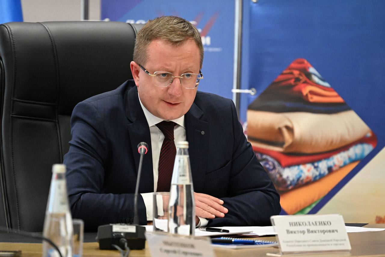 В Донецке прошло первое собрание недавно созданной Конфедерации промышленников и предпринимателей Донбасса. Ее возглавил председатель комитета Народного Совета ДНР по промышленности и торговле Виктор Николаенко. В конфедерацию пока входит 28 организаций, еще 34 из ДНР и других регионов России готовы к ней присоединиться. #Донбасс #Промышленность #Восстановление