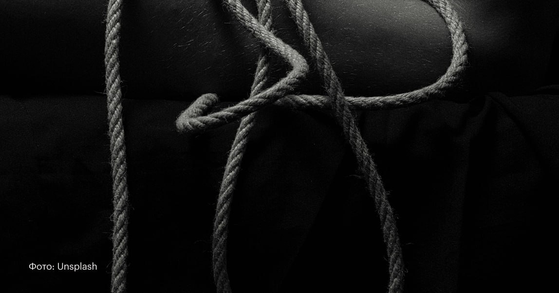 Господин король хозяин повелитель любимый солнышко Нет это не мы устроили парад лести в попытке привлечь ваше внимание Это реальные обращения которые россияне просят использовать Алису выяснили специалисты Яндекса   По результатам исследования полный список слов которые пользователи произносят после фраз называй меня зови меня или обращайся ко мне выглядит так по имени господин госпожа королева король хозяин хозяйка родной родная зайчик зайка повелитель повелительница любимый любимая солнышко кожаный кожаная Среди запросов также встречались и весьма оригинальные варианты например самый крутой кожаный на свете или милая сарделька Параллельно аналитики изучили как сами люди обращаются к нейросети в чате используя фразы вроде буду звать буду называть или теперь ты Оказалось что пользователи часто дают Алисе статус подруги или подружки Среди женских имен лидируют Катя Маша и Аня Инк медиа для предпринимателей