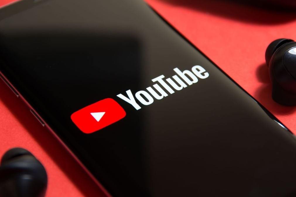 YouTube ввёл ограничения на скачивание видео после того, как их начали массово переносить на Rutube и VK Видео.  В частности, из-за массового скачивания видео, YouTube ограничил возможность загрузки роликов в высоком качестве. От этого ограничения пострадали и обычные сервисы для скачивания видео с YouTube, которые никак не связаны с российскими конкурентами сервиса  Savefrom, 320ytmp3 и Presaver .  В Rutube никак не стали комментировать новость. В VK Видео сообщили, что не знают о проблеме, поскольку инструмент VK Transfer для переноса видео, создан сторонней компанией.     #новости