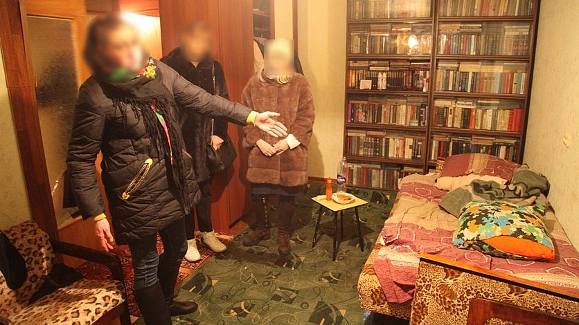 Орловчанку осудили за убийство собутыльника Преступление было совершено в январе 2024 года на Наугорском шоссе в Орле. Женщина и мужчина вместе выпивали, и в итоге вспыхнула ссора. Орловчанка схватилась за нож и 19-ю ударами зарезала приятеля. Осужденной назначили семь лет колонии общего режима с дополнительным лишением свободы на год Вести-Орел. Подписаться
