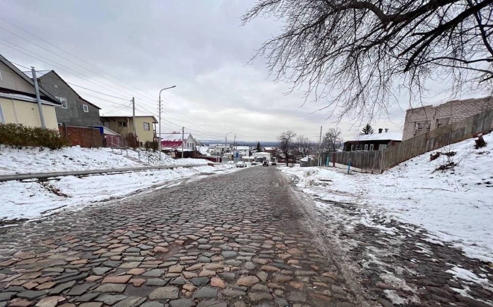 В Уфе для строительства высоток могут снести больше 600 домов В двух районах Уфы под проекты комплексного развития территорий КРТ предлагают снести 630 частных и многоквартирных домов. Новые жилые массивы должны появиться в районе бульвара Хадии Давлетшиной — улицы Заводской — проспекта Салавата Юлаева и на склоне над Правой Белой — в районе за ТСК «Пушкинский». Соответствующие постановления подписал глава администрации города Ратмир Мавлиев. Согласно первому проекту, будут заново застроены кварталы в районе бульвара Хадии Давлетшиной, улиц Заводской, Бессонова, Оборонной, переулка Оборонный, улицы Мурманской, проспекта Салавата Юлаева в Советском районе. Площадь территории составляет 37,3 га. В течение 20 лет здесь предлагается возвести до 200,1 тыс. кв. м нового жилья. Для этого здесь предлагается снести девять многоквартирных и 160 частных домов. Часть района попадает в зону будущего строительства продолжения Восточного выезда — соединения с улицей им. Города Галле и Затонским мостом. РБК-УФА