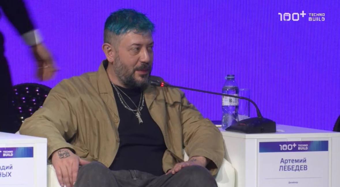 Дизайнер Артемий Лебедев заявил что ему не хватает возможности сидеть на тротуарах Он даже попросил главу Минстроя России Ирека Файзуллина рассмотреть данную инициативу
