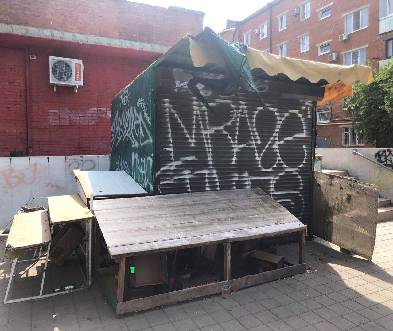 Прямо сейчас произведен демонтаж незаконно размещенной торговой палатки по ул. 40-летия Победы  вблизи строения № 54 .  В рамках проведения анализа внешнего вида НТО на территории нашего округа, специалистами отдела был выявлен торговый объект в неудовлетворительном состоянии  граффити на фасаде .  По результатам проведенной работы установлено, что данный объект размещен на муниципальной земле, без необходимой для этого документации.  В связи с чем, специалистами МКУ ОДМС указанная торговая палатка была демонтирована. Территория, где производились работы по демонтажу,будет приведена в надлежащее состояние в ближайшее время.  Благодарим управление муниципального контроля за совместно проведенную работу!