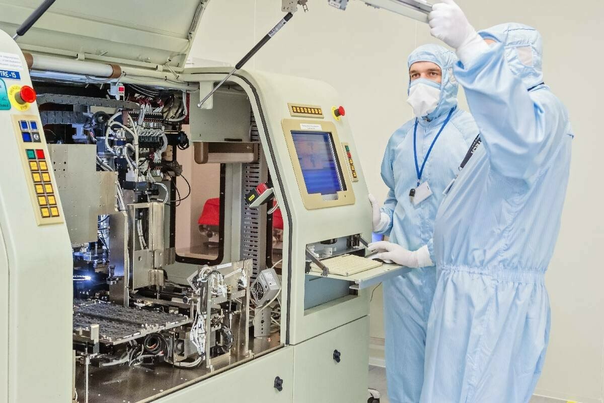 GS Nanotech испытал первый отечественный компаунд На производственной базе GS Nanotech успешно завершены испытания первого отечественного молд-компаунда. Он создан в рамках опытно-конструкторской работы, которую выполняют НИУ МИЭТ совместно с АО «Институт Пластмасс», ФИЦ ИПХФ и МХ РАН. В настоящее время при корпусировании российские предприятия в основном используют компаунды китайского производства. Появление полноценного отечественного аналога является важным шагом в направлении достижения технологической независимости. Компаунд представляет собой материал, предназначенный для герметизации и защиты электронных компонентов. Он фиксирует кристалл и предохраняет схемы от влаги, коррозии, механических повреждений и других неблагоприятных воздействий. Разработан... Читать далее: - подпишись Кстати, а вы хотите чтобы на этом канале появились новости о вашей компании? Это бесплатно! Подробнее здесь: