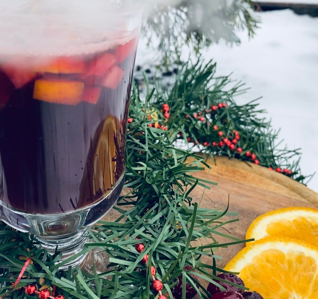 Специалисты изучили стоимость безалкогольного глинтвейна в 16 крупных российских городах и определили где насладиться горячим напитком дешевле всего Оказалось что самая низкая цена зафиксирована в Воронеже всего 162 тогда как в столице чашечка обойдется значительно дороже почти вдвое больше 398 В частности Уфа вошла в пятерку городов миллионников с наиболее демократичными ценами на горячий напиток средняя стоимость одной порции у нас составляет примерно 250 люблю глинтвейн кумыс круче Mkset Читайте нас в MAX