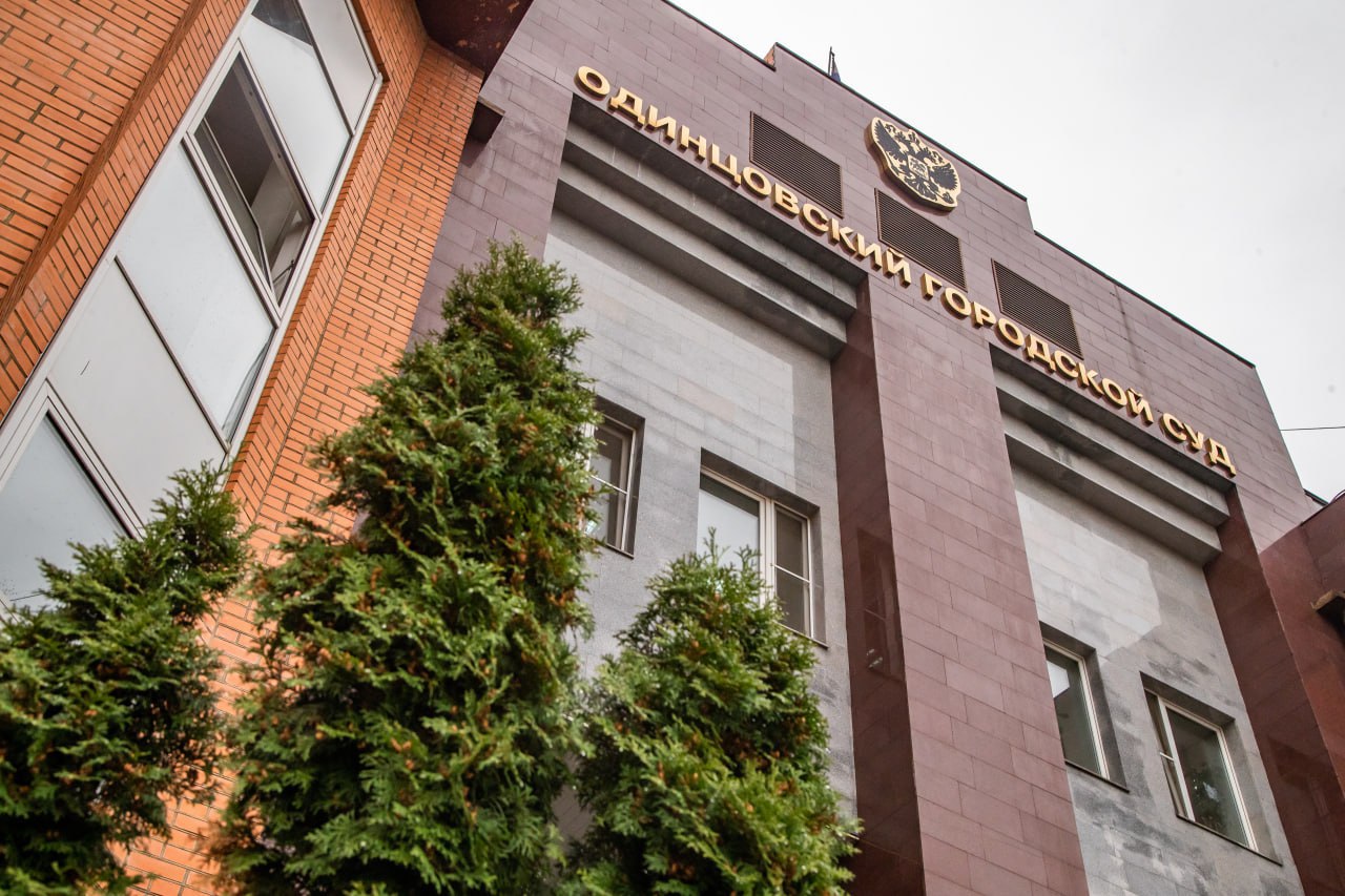 Одинцовский суд рассмотрит иск о взыскании 609 млн рублей с бывшего сенатора Дмитрия Савельева Представитель Генпрокуратуры указал в иске что Савельев будучи членом Совета Федерации представителем от Тульской области скрывал от декларирования и контроля доход не предусмотренный законом В связи с этим прокуратура просит взыскать с экс сенатора в доход государства 609 млн 561 тыс 411 рублей В прокуратуре считают что предоставление недостоверных сведений о доходах позволяло Савельеву сохранять статус сенатора и совмещать должностное положение с коммерческой деятельностью Савельев перевёл фактически принадлежащие ему активы в теневой сектор экономики и продолжил управлять ими запрещёнными способами извлекая несправедливые конкурентные преимущества ведения нелегального бизнеса В августе 2024 года Дмитрия Савельева арестовали по делу об организации покушения на убийство бизнесмена из за личной неприязни Вину бывший сенатор не признаёт odintsovoBot