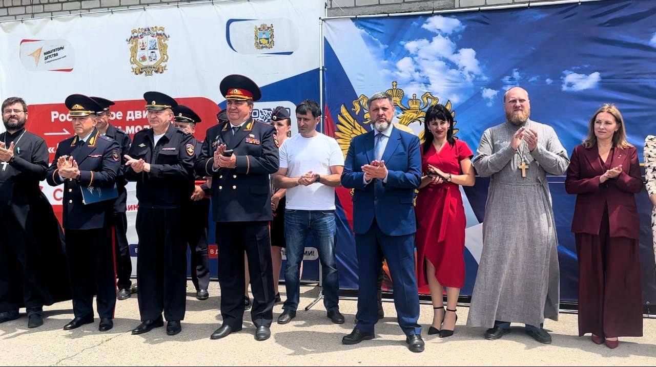 В станице Марьинской прозвенел Последний звонок для кадетских классов. В школе функционируют восемь классов МВД и четыре казачьих класса, где ребята получают не только знания, но и важные навыки, необходимые для службы и защиты Родины. На торжественной линейке присутствовали почётные гости, среди которых Заместитель начальника ГУ МВД России по Ставропольскому краю, генерал-майор полиции Жуков Алексей Борисович, начальник ОМВД «Кировский» Иванников Константин Николаевич, представитель губернатора в муниципальном образовании Новиков Алексей Алексеевич, священнослужители — отец Антоний и благочинный отец Александр. Желаю ребятам удачи в достижении своих целей! Уверен, что, продолжив учёбу в высших военных вузах, затем, работая на благо Отечества, вы принесете нашей Родине огромную пользу!