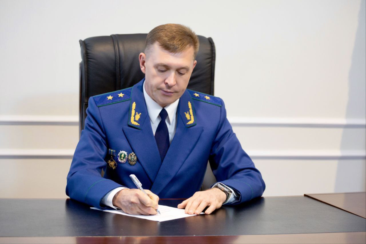 Прокурор Ставрополья добился увольнения чиновника, что «помогал» жене Прокурор Ставропольского края Юрий Немкин внёс представление, и чиновника аппарата регионального правительства, который «помогал» в бизнесе гражданской супруге, уволили в связи с утратой доверия, сообщили в надзорном ведомстве. Сотрудники прокуратуры выяснили, что заместитель начальника управления по охране объектов культурного наследия принял положительные решения по 14 заявлениям от своей жены. Женщина получила одобрения проектов зон охраны памятников культуры и истории. При этом, гражданская жена чиновника занималась бизнесом, который и заключался в разработке проектов таких зон в курортном регионе Кавказских Минеральных Воды. Супруг, как выяснили надзорники, был заинтересован, чтобы дела женщины шли в гору, и не принимал мер для урегулирования конфликта интересов. В итоге госслужащего уволили в связи с утратой доверия. Источник: Преступная Россия