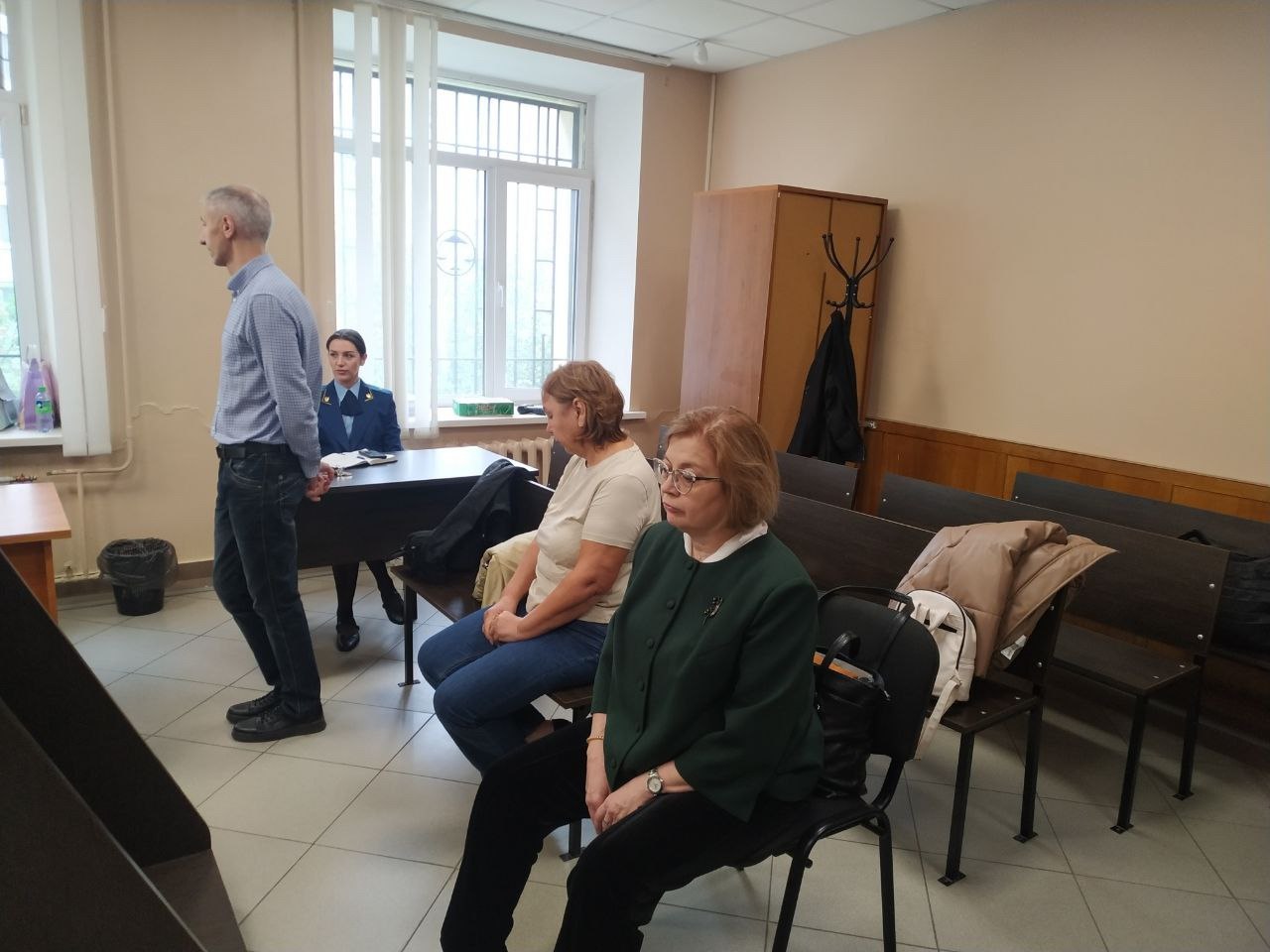 Экс главе ЗАГСа Татарстана дали условный срок Вахитовский суд Казани вынес приговор по делу о хищении 16 43 млн руб из премий сотрудников районных ЗАГСов Всем троим подсудимым назначили условные сроки Экс глава управления ЗАГС Татарстана Гульшат Нигматуллиной также назначили штраф в размере 500 тыс руб Ранее в своем последнем слове просила о снисхождении из за тяжелобольного сына инвалида Прокуратура требовала для нее шесть лет колонии за мошенничество Ее подчиненные бывший замглавы Ренат Ахметзянов и экс главбух Ландыш Шарафутдинова также получили условные сроки Прокуратура просила для них по два года за превышение полномочий Фото Коммерсантъ Диана Соловьёва kommersantkazan