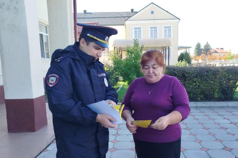 Полицейские Лескенского района провели акцию «Осторожно, мошенники!»   В Лескенском районе продолжается информирование граждан о способах защиты от кибермошенников.   В очередной раз участковые уполномоченные полиции и инспекторы по делам несовершеннолетних отдела МВД России «Лескенский» побывали в сельских поселениях Анзорей, Второй Лескен и Хатуей и провели беседы с гражданами, подробно рассказав о самых распространенных схемах дистанционного хищения денежных средств и напомнили о том, как уберечь себя от злоумышленников.   Участие в акции приняли представители общественной организации «Движение первых» в Лескенском районе.   Организаторы мероприятия напомнили жителям района о видах интернет-мошенничества, предупредили о звонках незнакомцев с неизвестных номеров, о выдуманных компенсациях и выплатах, а также предостерегли об опасностях при покупке или продаже товаров в сети «Интернет».  #МВДРоссии #МВДпоКБР #УУП #ПДН #ОсторожноМошенники #ПрофилактикаДистанционногоМошенничества