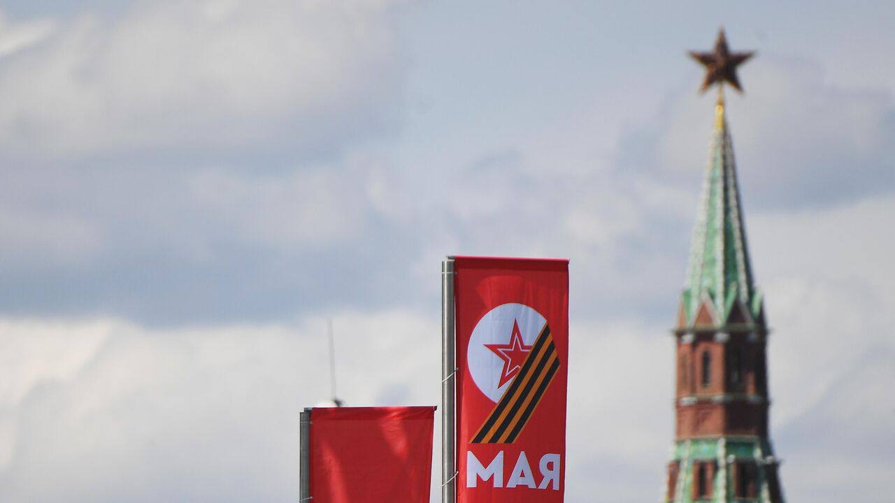 Московский Кремль закроют для посетителей 7-9 мая. Это связано с праздничными мероприятиями. Также возможны введения ограничений в Александровском саду. Кроме того, 10 мая отменят церемонию развода пеших и конных караулов Президентского полка на Соборной площади. Фото: РИА Новости