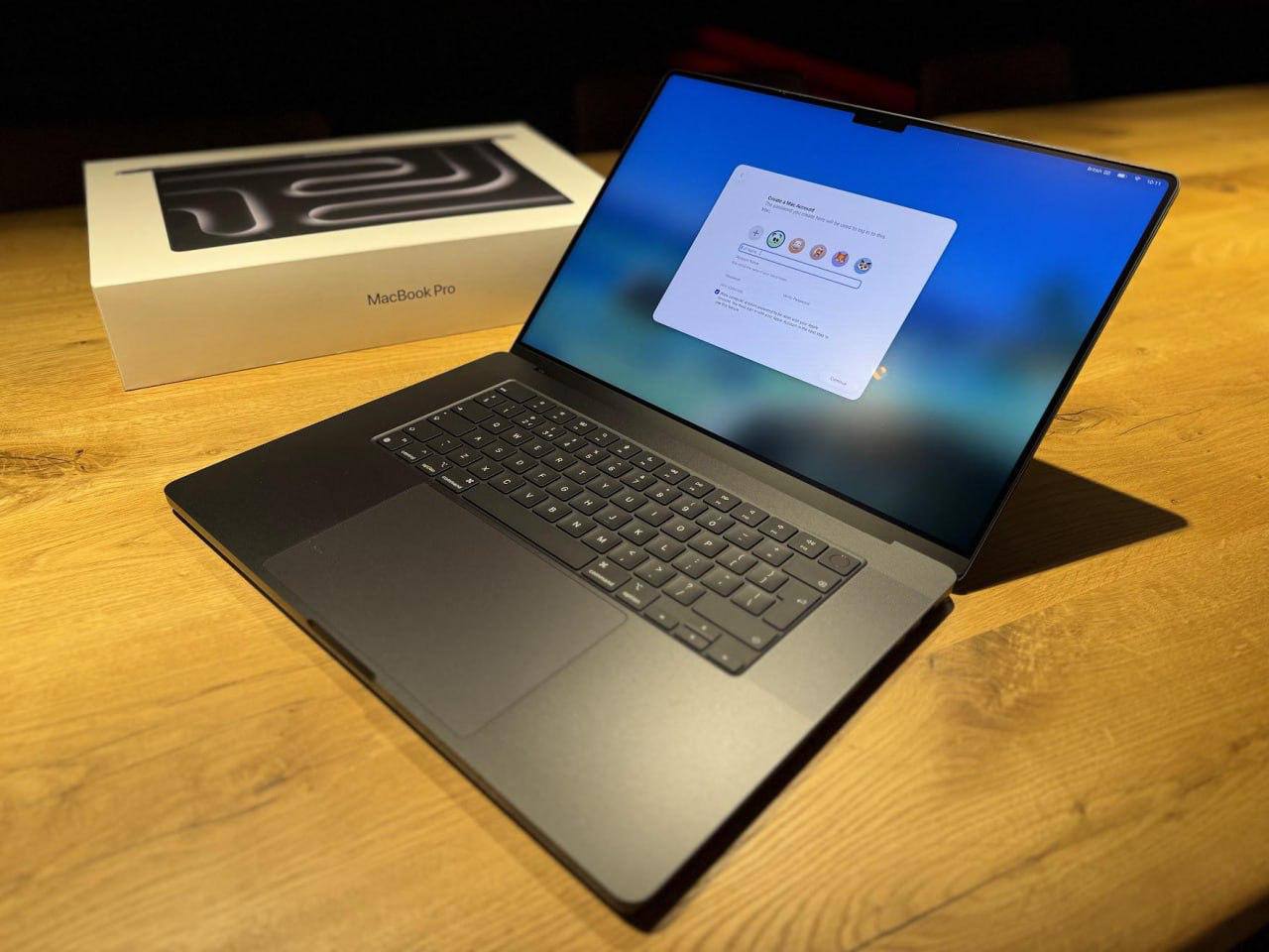 Apple подарила пользователю новый MacBook компания сломала его старое устройство Англичанин обратился в Apple Store с просьбой заменить батарею на MacBook Pro 2018 года Магазин принял заказ но ремонт затянулся Потом компания уведомила что гаджет вышел из строя Взамен ему прислали 16 дюймовый MacBook Pro M4 Max за 343 тысяч рублей bankser