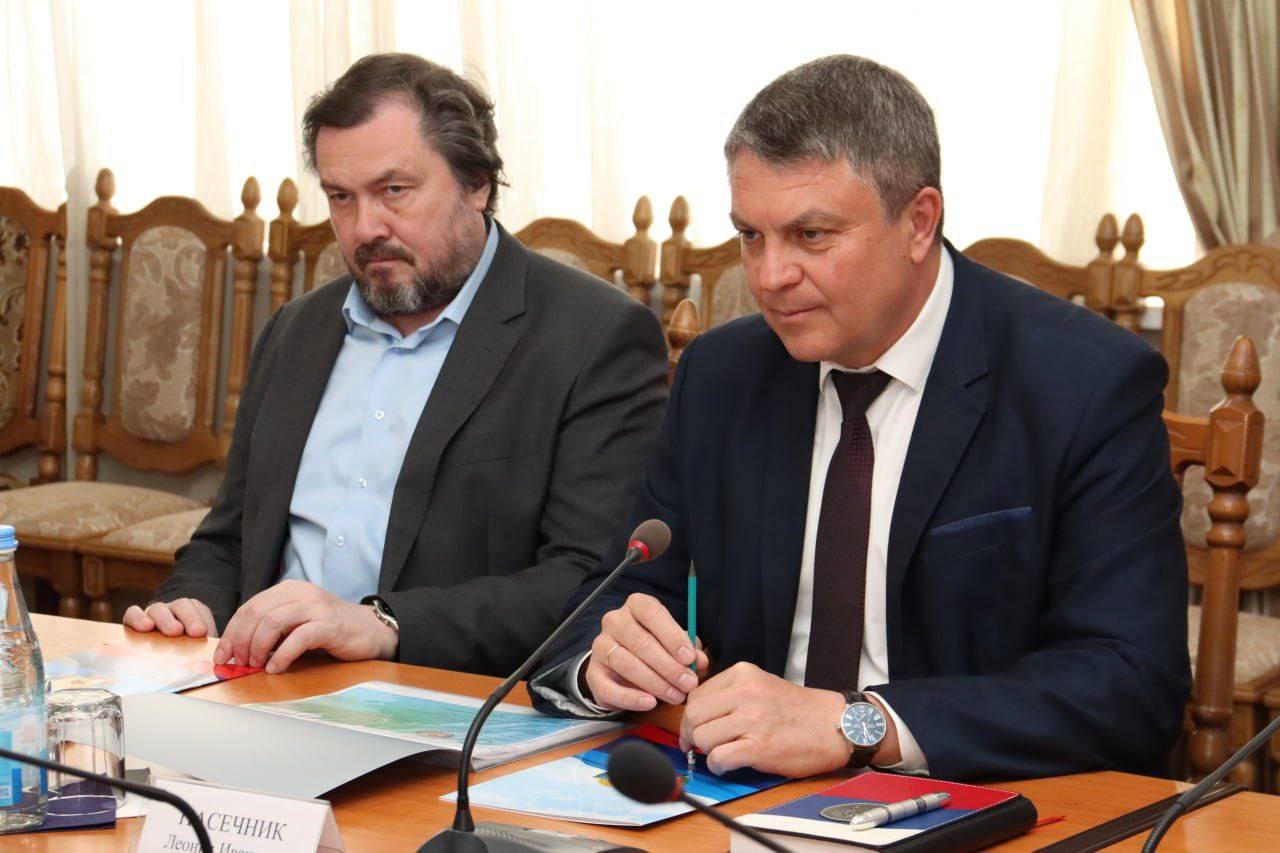 Провел встречу с председателем Центрально-Черноземного банка Сбербанка Александром Абрамкиным. Обсудили совместные инициативы, направленные на улучшение качества жизни граждан. На предыдущих встречах мы говорили об адаптации цифровых продуктов под реалии республики. Тогда попросил команду Сбера проработать доступность услуг для жителей нашего региона. Мои просьбы не только учтены, но и уже нашли свою реализацию. Недавно был внедрен новый тарифный план для исторических регионов, который открывает доступ к ряду бесплатных сервисов. Готовятся к запуску и другие полезные цифровые продукты – в здравоохранении, госуправлении и иных сферах. Рад, что наша совместная работа дает ощутимые результаты. Отдельно с Александром Абрамкиным обсудили очень важную тему – поддержку ипотечного строительства. Сотни семей республики оформили ипотеку в Сбербанке у четырех аккредитованных застройщиков. И количество желающих продолжает расти. Также прорабатываем вопрос кредитования инвесторов в сфере строительства. Попросил руководство банка ускорить этот процесс, ведь возведение нового жилья – один из приоритетных вопросов для нашей республики.