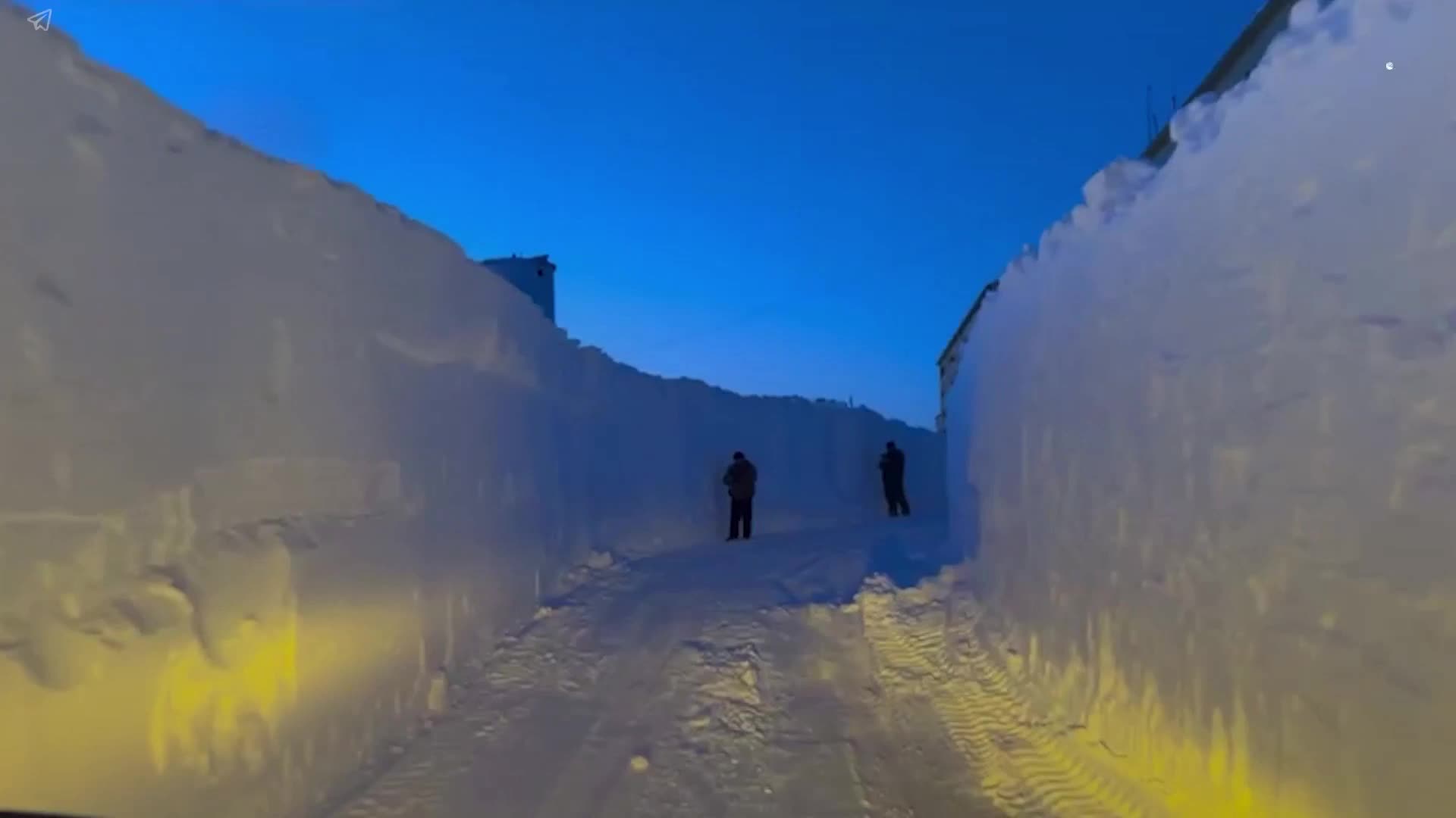 Экстремальные морозы и сугробы до двух метров затрудняют жизнь в Тикси