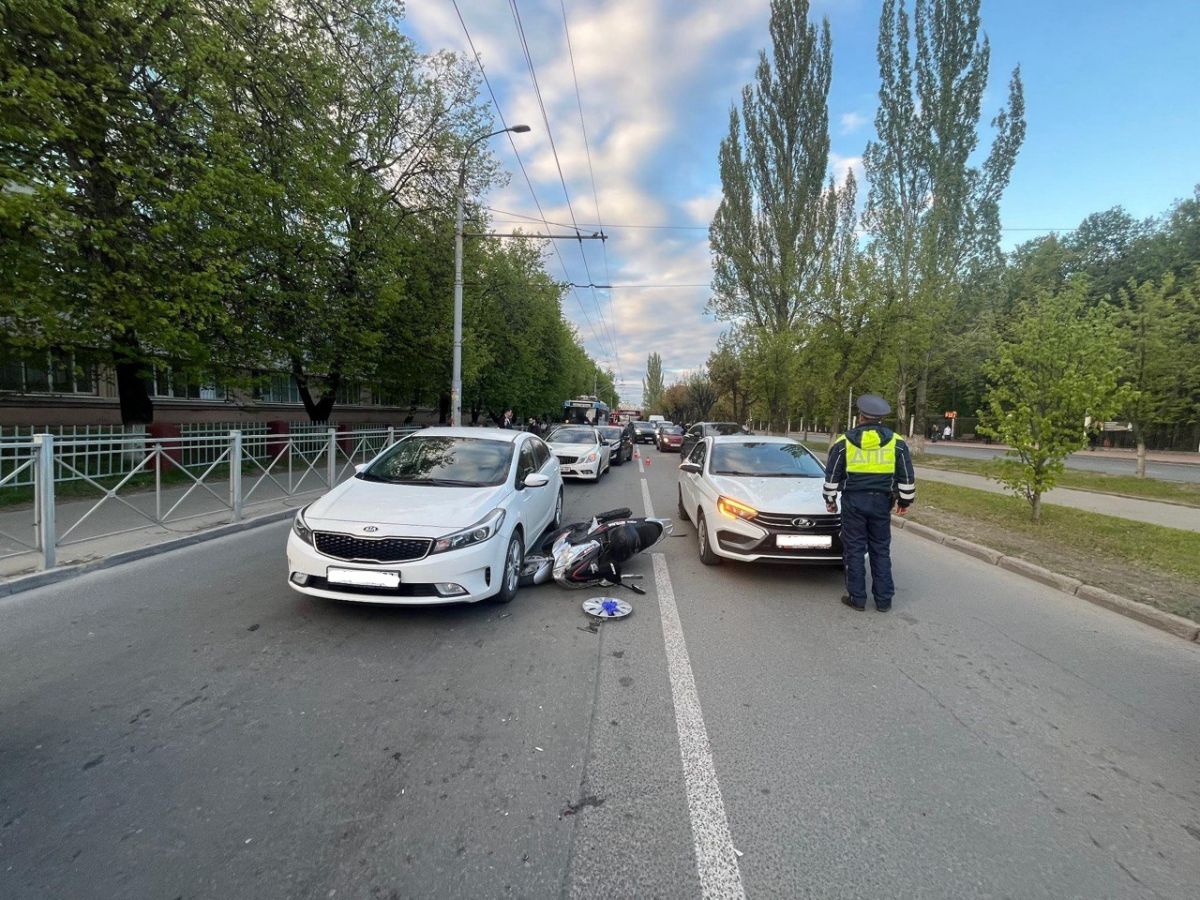 Во Владимире водитель скутера врезался в два автомобиля Водитель скутера Motoland grace 1984 года рождения врезался в отечественную легковушку и иномарку. По факту ДТП сотрудниками госавтоинспекции проводится административное расследование. ↗ Прислать новость Подписаться