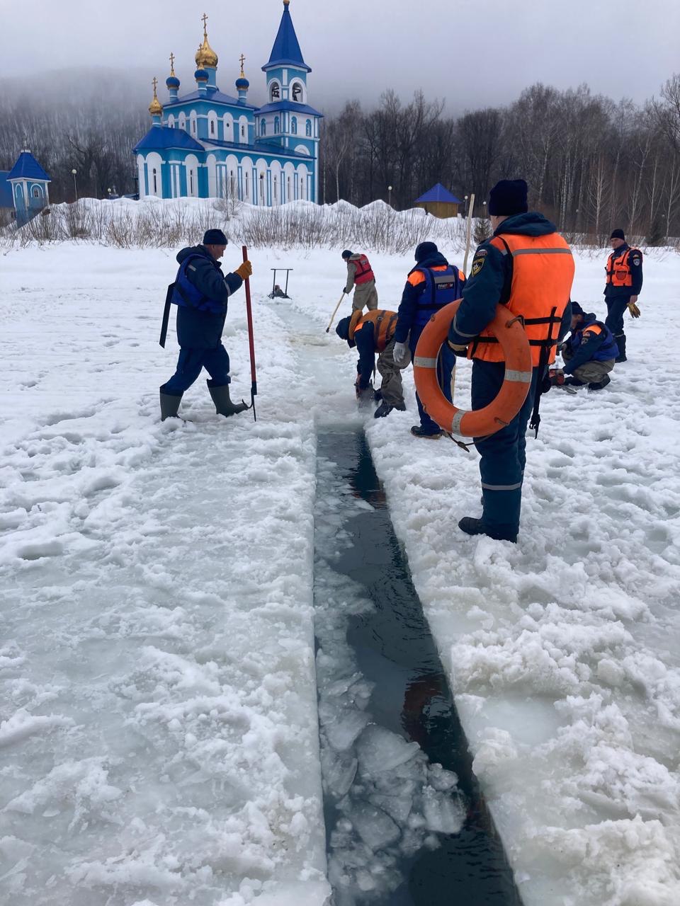 На реках  Челябинской области начали пилить лед   Для ослабления ледового покрова и безопасного прохождения льда спасатели и военные распределились по всему региону.     Саперы ЦВО подорвут лед  в Ашинском районе.  Распиловку льда проведут специалисты поисково-спасательной службы в Ашинском, Брединском, Варненском районах и Троицком городском округе.  Искусственное ослабление льда  чернение  началось в Ашинском, Пластовском, Катав-Ивановском и Кусинском районах.    / Прислать новость