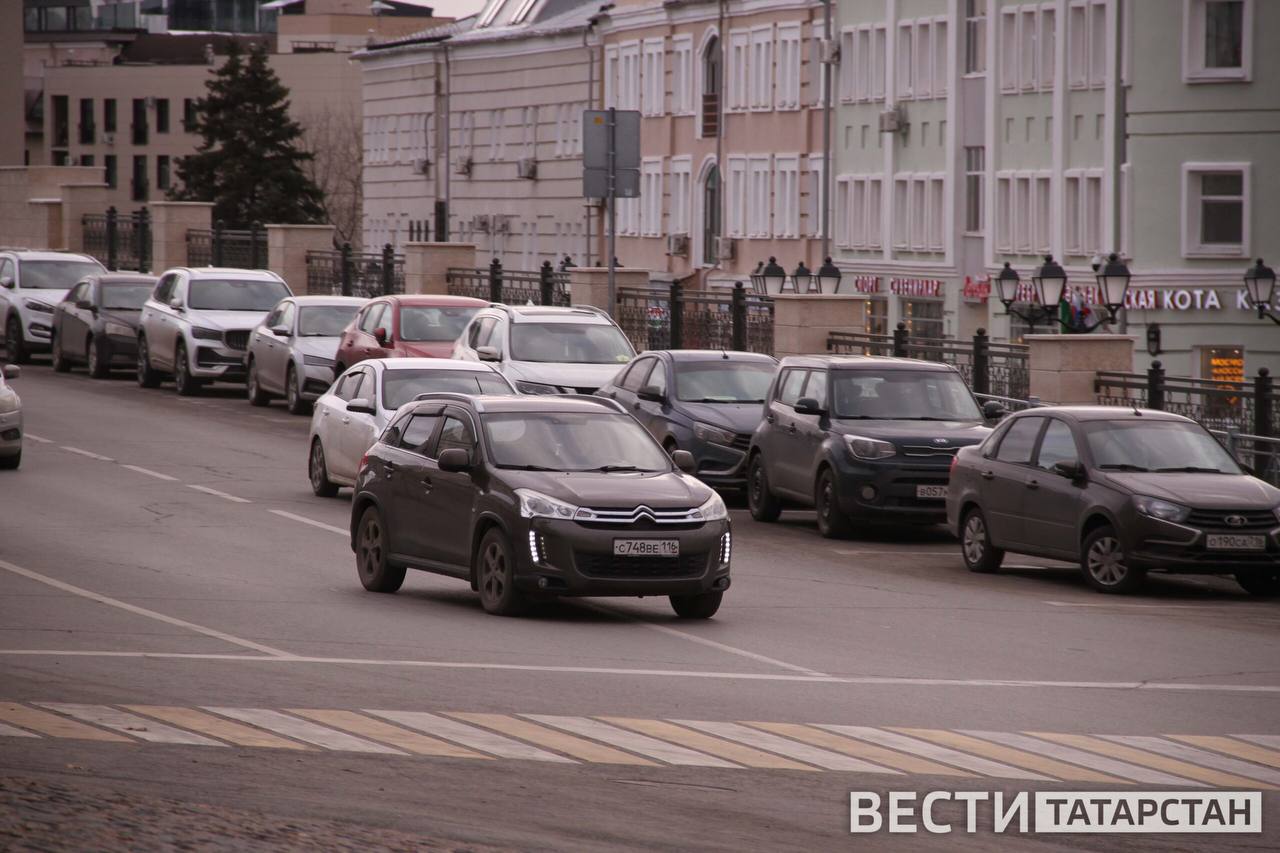 Юрист Соловьев рассказал, как жителям бороться с громкой музыкой из машин во дворах Заслуженный юрист России Иван Соловьев рассказал «Татар-информу» о том, как правильно реагировать на громкую музыку, звучащую из автомобилей во дворе. Он рекомендует сначала мирно обратиться к людям с просьбой убавить звук и соблюдать общественный порядок. Если это не помогает, следует вызвать полицию, которая либо сделает предупреждение, либо составит протокол за нарушение. Соловьев отметил, что для фиксации нарушения можно записать видео, что станет дополнительным аргументом. Он также подчеркнул, что коллективные жалобы от соседей работают эффективнее. Юрист предостерег от конфликтов с нарушителями и напомнил, что нецензурная брань может быть квалифицирована как мелкое хулиганство. В таких случаях также стоит писать заявление в полицию. Кроме того, Соловьев упомянул санитарно-эпидемиологические нормы СанПиН , согласно которым шум от работающей машины не должен превышать 96 децибел. Это правило включает как шум двигателя, так и музыку из автомобиля, что дает возможность сослаться на СанПиН в случае нарушения тишины. Подписаться Сообщить новость