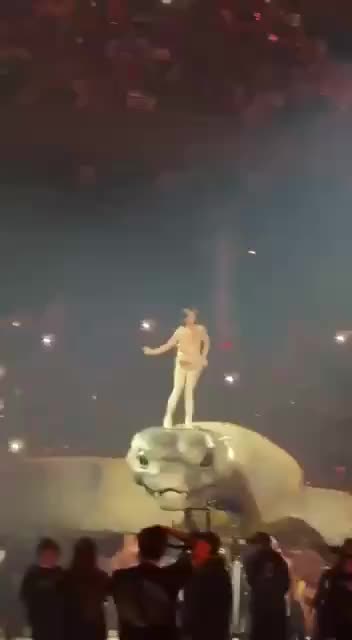 Джолин Цай удивила зрителей концерта в Тайбэе, оседлав 30-метровую механическую анаконду