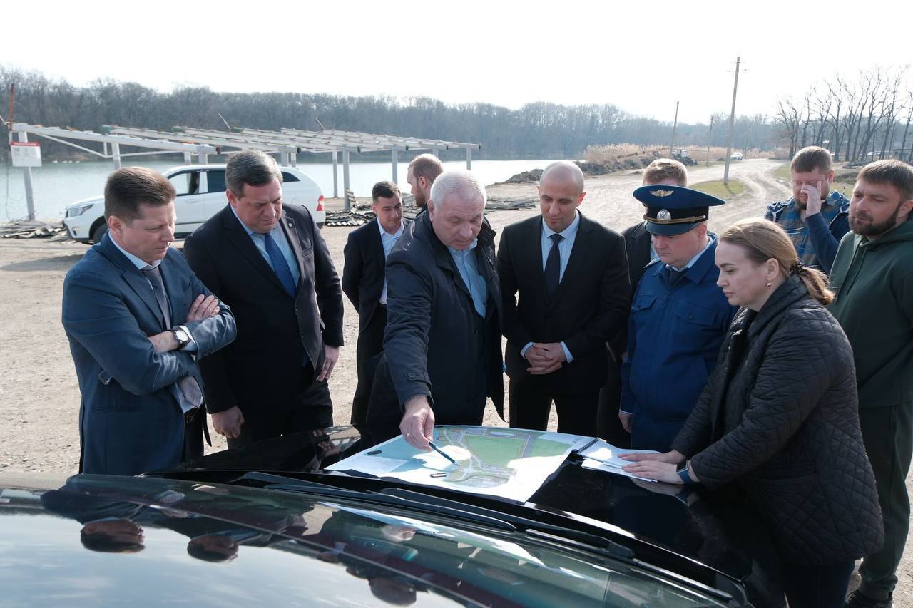 Прокурор Кавказского района провел выездное совещание, посвященное вопросам строительства объекта, возводимого при реализации национального проекта на территории муниципалитета   В ходе выездного обследования, проведенного с участием главы района, его заместителей, руководителей правоохранительного блока и руководства подрядной организации проверена фактическая реализация национального проекта «Инфраструктура для жизни/ Формирование комфортной городской среды».  Рассмотрены вопросы эффективности и своевременности проведения работ в отношении объекта, подлежащего благоустройству в рамках указанного национального проекта, общественной территории по улице Речной в г. Кропоткине, которая будет доступна всем желающим местным жителям для отдыха.    Прокурор района сориентировал присутствующих должностных лиц на необходимость ежедневного контроля за своевременностью и качеством выполнения подрядной организацией строительных работ по объекту и усиления контроля за исполнением отдельных этапов их производства в целях недопущения срыва срока сдачи объекта.  В том числе, руководству подрядной организации даны поручения о наращивании темпов выполняемых работ.  Ход проводимых работ поставлен на особыйконтроль в прокуратуре района.