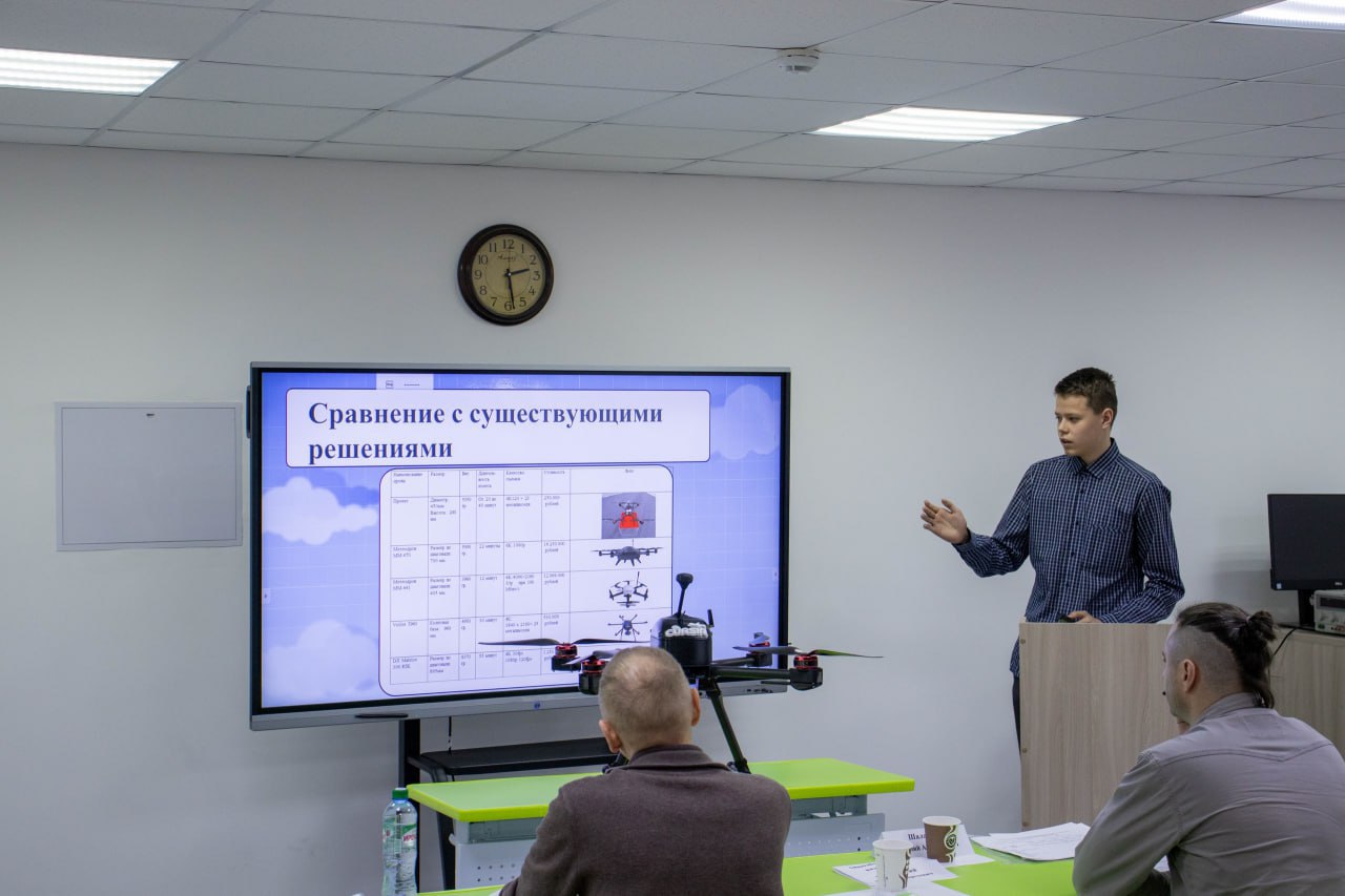 Челябинский школьник создал уникальный метеодрон   Ученик челябинской школы 56 Никита Голубицкий разработал дрон для метеомониторинга который вошёл в топ 10 лучших проектов всероссийского конкурса Я конструктор будущего сообщает Челябинск Главное   Что умеет разработка автономно подниматься на высоту до 10 км в режиме реального времени передавать данные о температуре влажности скорости ветра Себестоимость дрона составляет около 100 тыс рублей Для сравнения зарубежные аналоги стоят 10 20 млн рублей Устройство уже внедрено в работу российской компанией специализирующейся на системах приземления и навигации Сейчас школьник работает над системой навигации без GPS на основе искусственного интеллекта Гордимся талантами Южного Урала