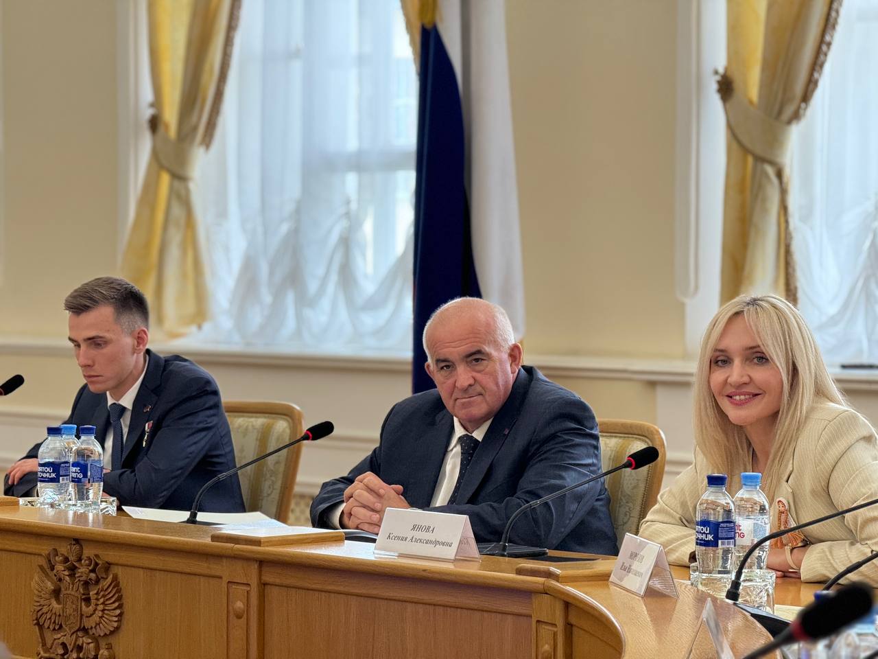 #КомандаСитникова 1 Сергей Ситников провёл заседание регионального координационного совета по взаимодействию с Движением Первых. Сегодня в движении – более 35 тысяч юных жителей региона. Создано свыше 270 первичных отделений. Ребята реализуют полезные инициативы в школах и молодежных центрах. Особенно активно «первички» развиваются там, где сохранились традиции пионерского движения, отметил Сергей Ситников: «Воспитание подрастающего поколения в Движении Первых должно быть «заточено» на то, чтобы у ребят развивалось коллективное планирование и коллективные дела. На мой взгляд, это острейшая необходимость для всей страны. Традиции коллективистского воспитания были теоретически и практически оформлены именно на территории Костромской области. Через педагогов-новаторов Лутошкина и Уманского. И сегодня всё это в области сохранено, работает и дает нам основание говорить, что Кострома по-прежнему является кузницей педагогических кадров, в том числе для Движения Первых. Организаторы и координаторы движения в районах области вовлекают активных ребят в сообщество, чтобы каждый из них имел возможность участвовать в жизни региона и страны. Активно обновляется и расширяется инфраструктура, создаются новые молодежные центры, в которых также будет организована работа Движения Первых. Зампредседателя правления Движения Первых Ксения Янова отметила, что с учетом имеющихся в регионе опыта и инфраструктуры будет рассмотрена возможность обучения вожатых Движения Первых в Костроме. #КостромскаяОбласть