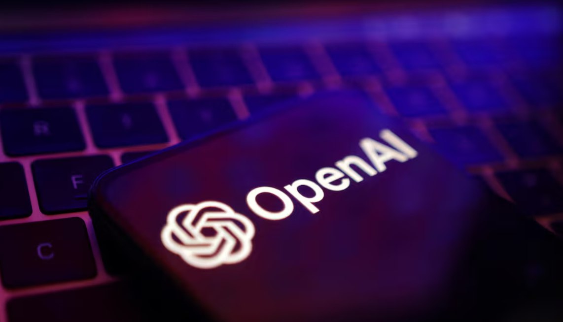 OpenAI работает над собственным ИИ-браузером, который планирует выпустить в «ближайшие недели», узнало Reuters. По словам источников, компания хочет иметь больше контроля над данными пользователей. Кроме того, решение позволит OpenAI интегрировать своих ИИ-агентов vc.ru/ai/2090089