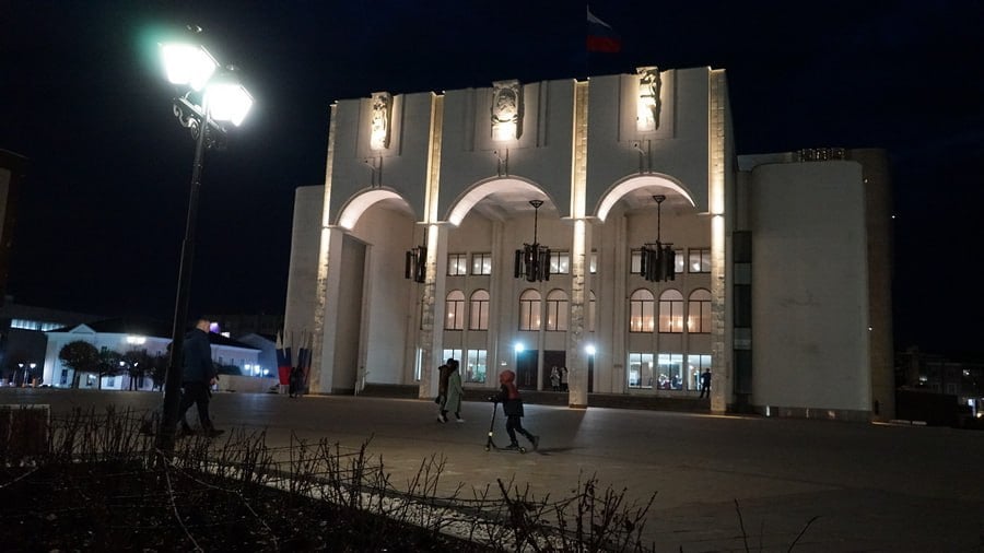 В Курской области с 15 ноября откроются театрально-концертные сезоны  Согласно решению оперативного штаба, с 15 сентября на территории региона откроются театрально-концертные сезоны. Об этом сообщили в Правительстве Курской области.   Там отметили, что возобновление работы учреждений культуры пройдет с соблюдением мер безопасности и ограничений. Для этого окна зданий защищены бронепленкой, а заполняемость залов не будет превышать 50%. Безопасность зрителей будет обеспечена военизированной охраной и системой своевременного оповещения об опасности.   В настоящее время формируются детские новогодние программы. Информацию о них можно узнать в кассах и на сайтах учреждений культуры.  Что касается спектаклей и концертов, которые были перенесены с сентября, октября и ноября на новые даты, то билеты и абонементы остаются действительны.  Курская Telega / Прислать новость