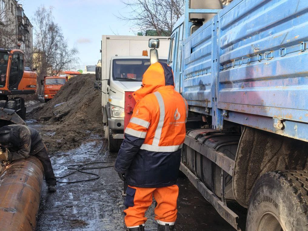 Вечером 1 февраля в Рубцовске из за двух порывов на сетях водоснабжения без холодной воды остались жители почти 60 домов Аварии произошли на ул Краснознаменской и пр Ленина бригады локализовали повреждения и приступили к ремонту Для пострадавших жителей организуют подвоз питьевой воды Это уже не первая волна коммунальных аварий в городе в этом году В январе Рубцовск пережил серию порывов на теплосетях которые оставляли сотни домов без отопления Алтапресс ВК MAX