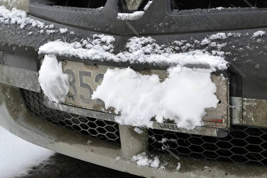 Теперь водителей будут лишать прав за скрытые номера машины снегом или бумагой Ранее за это штрафовали на 5 000 но сейчас можно лишиться прав на 1 5 года Эй Питер