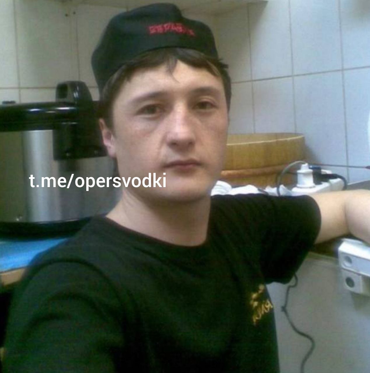 В Санкт-Петербурге возбуждено уголовное дело в отношении гражданина РФ, обвиняемого в проходжении обучения в целях осуществления террористической деятельности и участии в деятельности незаконного вооруженного формирования и международной террористической организации. Обвиняемый, переехав в Санкт-Петербург из Киргизии, работал поваром в одном из ресторанов восточной кухни. В дальнейшем, познакомившись в социальных сетях с представителями террористических структур САР, стал разделять их радикальные взгляды. После непродолжительного общения принял решение о вступлении в их ряды. С этой целью выехал из России в Турцию, в дальнейшем пересек границу с САР и вступил в качестве бойца в незаконное вооруженное формирование «Катиба имама Аль-Бухари», входящее в террористическую организацию «Джебхат ан Нусра». Российскими правоохранителями установлено, что в настоящее время он принимает участие в карательных операциях против конфессиональных меньшинств в Сирии.
