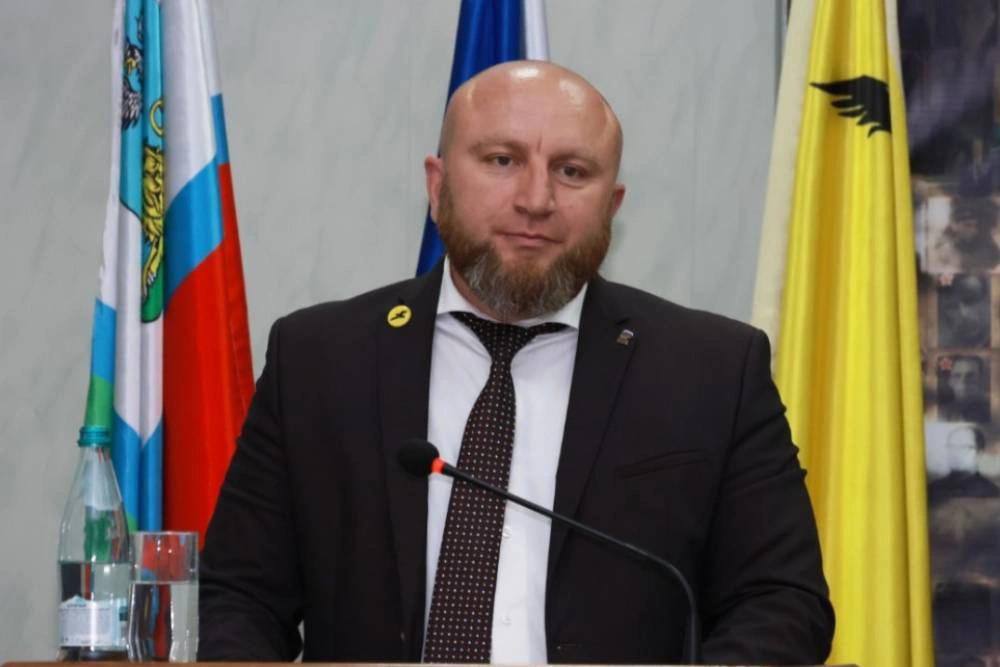 В Белгородской области от атаки беспилотника пострадал глава Грайворонского округа Дмитрий Панков был ранен в селе Головчино куда он прибыл для оценки ущерба от удара дрона сообщил губернатор Гладков В это время произошла повторная атака еще одного БПЛА на тот же объект Во время атаки второго дрона Дмитрий Александрович помог женщине чья машина была повреждена от первого удара БПЛА С закрытой черепно мозговой травмой и множественными осколочными ранениями главу округа доставили в Грайворонскую ЦРБ По оценке медиков состояние средней степени тяжести сообщил губернатор Гладков добавил что для Панкова это уже третье ранение