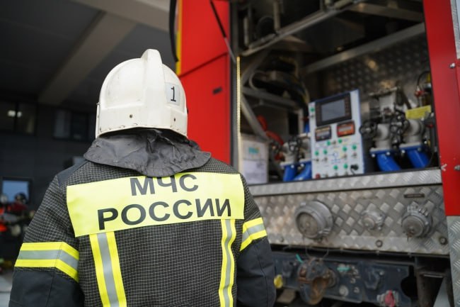В Краснодоне спасатели МЧС потушили пожар в жилом доме В службу 101 Краснодона поступил вызов о возгорании в жилом доме на улице Танкистов, сообщила пресс-служба МЧС России по ЛНР. Спасатели 6-й пожарно-спасательной части оперативно прибыли на место, где горели домашние вещи и диван в одной из комнат на площади 8 м². Звено газодымозащитной службы провело разведку, жертв и пострадавших не обнаружено. Пожар ликвидирован, в тушении участвовали 8 специалистов и 2 единицы техники. Причина возгорания устанавливается органами дознания.