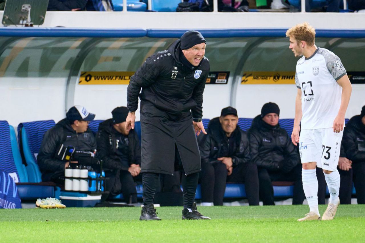 Спартаку предложили услуги Талалаева Как стало известно Дай УдаритЬ для Metaratings услуги главного тренера Балтики Андрея Талалаева снова предложили руководству московского Спартака По нашей информации на данный момент на это предложения реакции не последовало В сентябре 2025 года Sport24 сообщил что посредники предложили услуги Талалаева Спартаку 11 ноября главный тренер Спартака Деян Станкович покинул клуб по соглашению сторон После общения с тренером москвичи приняли решение прекратить сотрудничество Исполняющим обязанности был назначен Вадим Романов с лета 2024 года работавший в штабе серба 53 летний Талалаев возглавляет Балтику с сентября 2024 года под его руководством калининградцы выиграли Первую лигу в сезоне 2024 25 и вышли в Российскую Премьер Лигу РПЛ