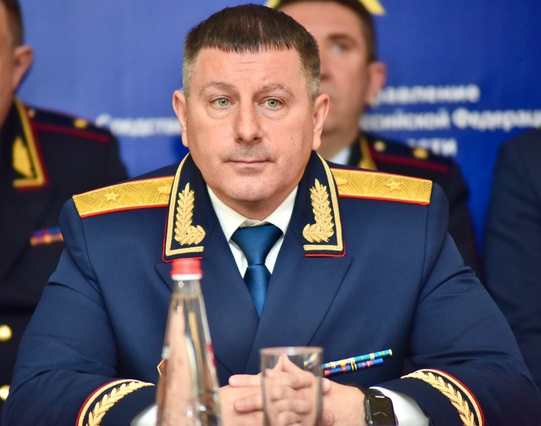 Орловское управление Следственного комитета возглавил Александр Полшаков Сегодня его официально представили в ведомстве Нового руководителя Следственного управления СК России по Орловской области с назначением поздравил глава региона Андрей Клычков Убежден что благодаря Вашему богатому опыту и профессионализму орловские следователи продолжат достойно нести службу Закону Важность этой работы трудно переоценить особенно когда Россия противостоит всему коллективному западу сражается за свою независимость и мирное будущее Борьба с преступностью это важнейший вклад в сохранение внутренней стабильности и сплоченности во имя Победы нашей страны Александр Полшаков родился в 1978 году в Орле В 1999 году окончил Орловский юридический институт МВД России Проходил службу в органах внутренних дел в следственных подразделениях налоговой полиции и наркоконтроля региона в органах Следственного комитета при прокуратуре России С 2016 года руководил СУ СК по Тамбовской области Имеет звание генерал майор юстиции Отмечен ведомственными наградами Интересные новости здесь