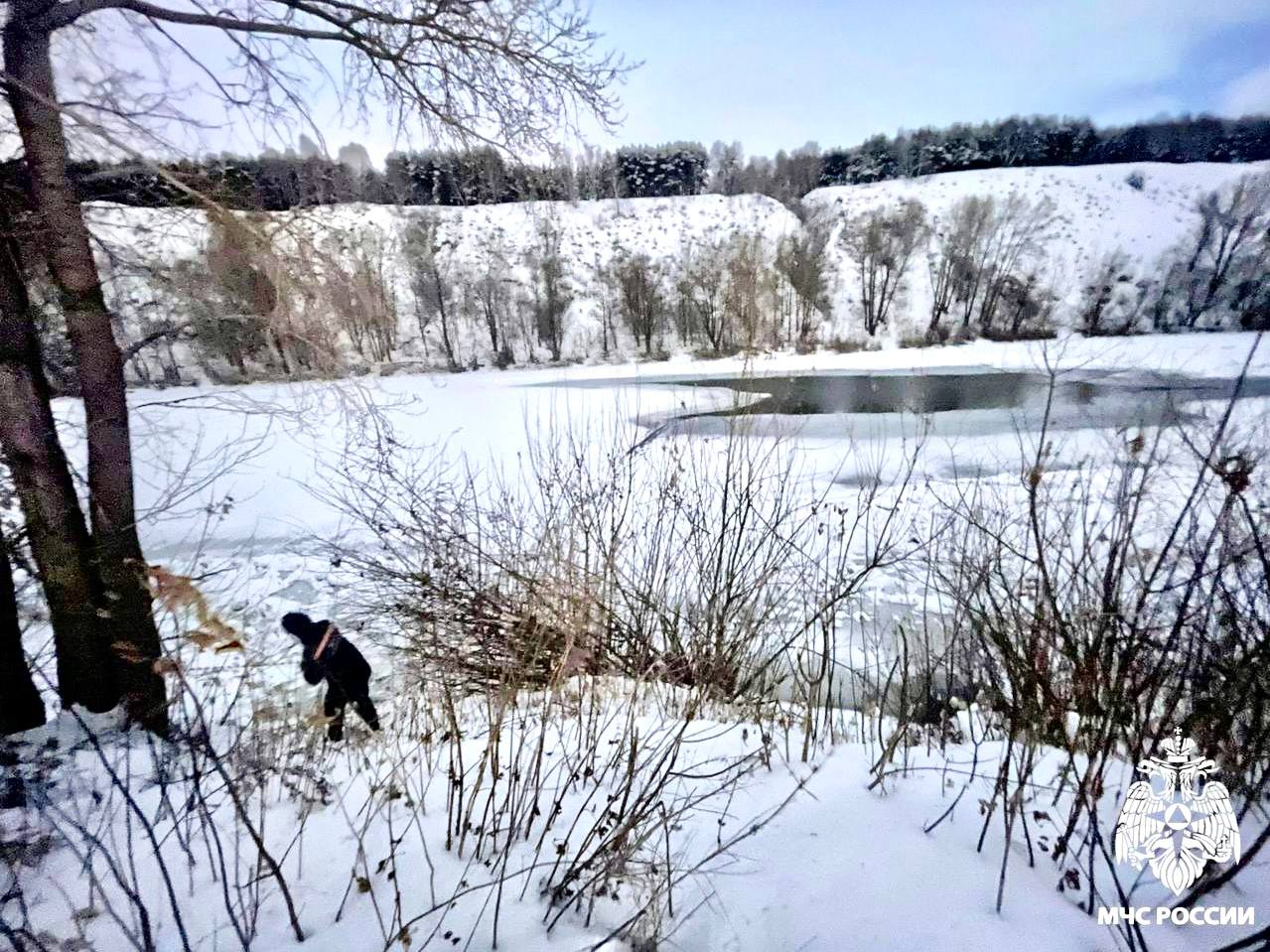 Двое мальчиков провалились под лёд на Ине 11 летний ушёл под воду его до сих пор ищут спасатели а 12 летнего очевидцы успели вытащить Это произошло у Заречной когда прохожий Денис Епонешников услышав крики женщины гулявшей с собакой остановился схватил трос и вместе с людьми рядом связал верёвки чтобы добраться до ребёнка МЧС предупреждает что лёд в регионе ещё не окреп ледостав только начинается температурные перепады ещё не дают в должной мере водоёмам безопасной прочности Спасатели просят не оставлять детей у воды и самим не выходить на тонкий лёд