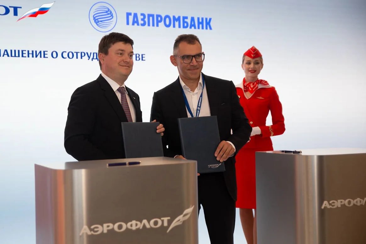 Аэрофлот и Газпромбанк объединят усилия в климатической повестке Авиакомпания Аэрофлот и Газпромбанк договорились о совместной работе в сфере декарбонизации и развития углеродного рынка в России Компании будут внедрять и продвигать механизмы компенсации углеродного следа Соглашение о сотрудничестве было подписано на полях Восточного экономического форума Углеродный след совокупность всех выбросов парниковых газов в основном CO₂ которые прямо или косвенно производит человек Для авиакомпании это в первую очередь выбросы от сжигания авиатоплива Аэрофлот и Газпромбанк договорились внедрять в практику компенсацию выбросов парниковых газов с применением единиц генерируемых на российских климатических проектах Предполагается что данная инициатива будет способствовать поддержке внедрения низкоуглеродных технологий на отечественных промышленных предприятиях а также сохранению и восстановлению природных экосистем Компенсация углеродного следа это меры которые позволяют нейтрализовать негативное воздействие на климат за счет финансирования проектов которые сокращают выбросы или поглощают углерод из атмосферы например высадка лесов внедрение возобновляемых источников энергии Важным направлением совместной деятельности станет работа над повышением осведомленности клиентов обоих компаний и широкой общественности в вопросах климатической повестки а также в области развития и функционирования углеродных рынков