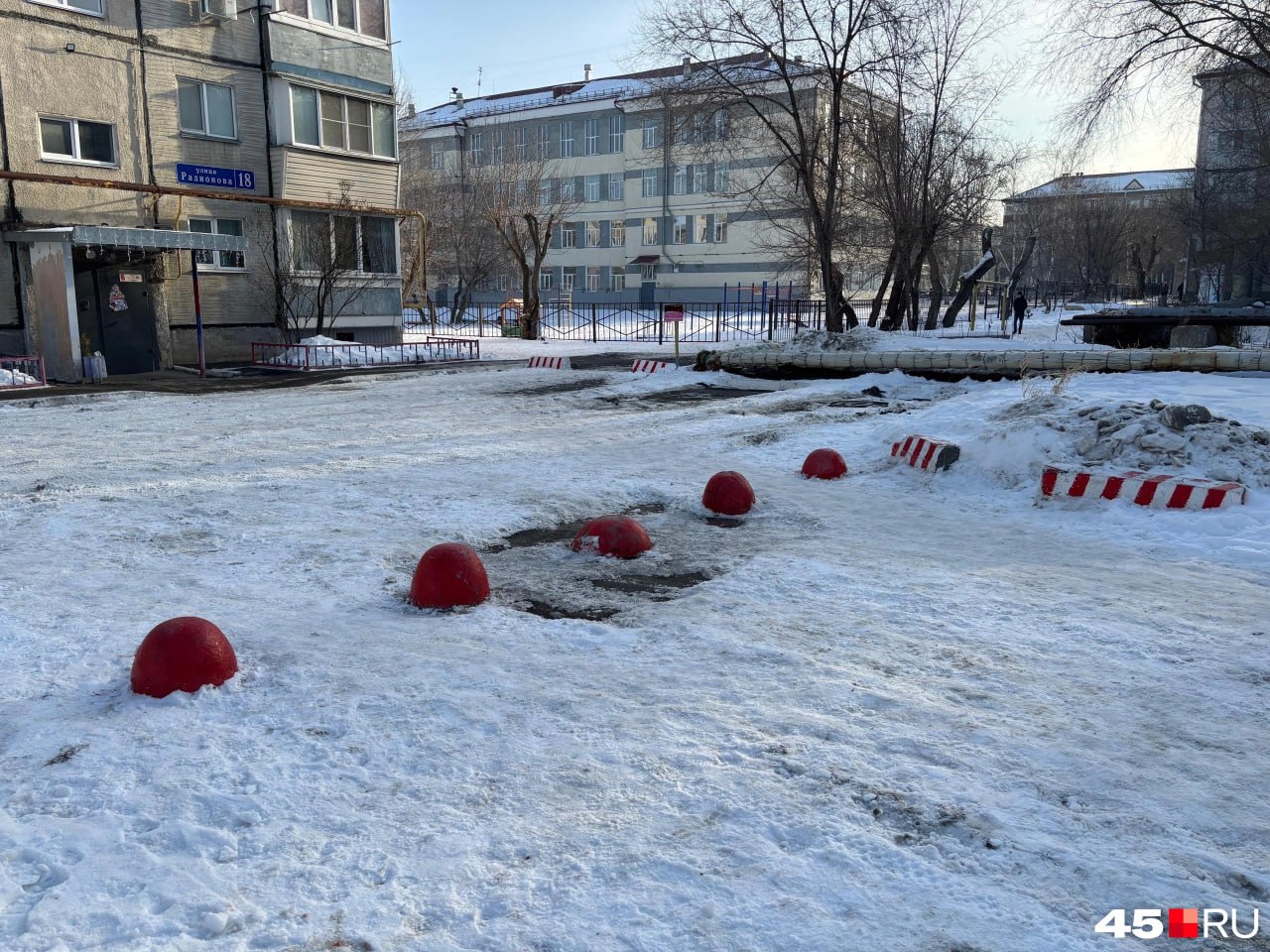 Полусферы, которыми курганцы закрывали двор от автомобилистов, уберут по решению суда  Бетонные заграждения закрывали двор по улице Радионова. Из-за этого к дому 12 на улице Сухэ-Батора не могла подъехать пожарная техника.  Предостережения инспекторов МЧС области не дали результатов, поэтому прокуратура направила иск в суд. Теперь УК должна убрать блоки и полусферы.