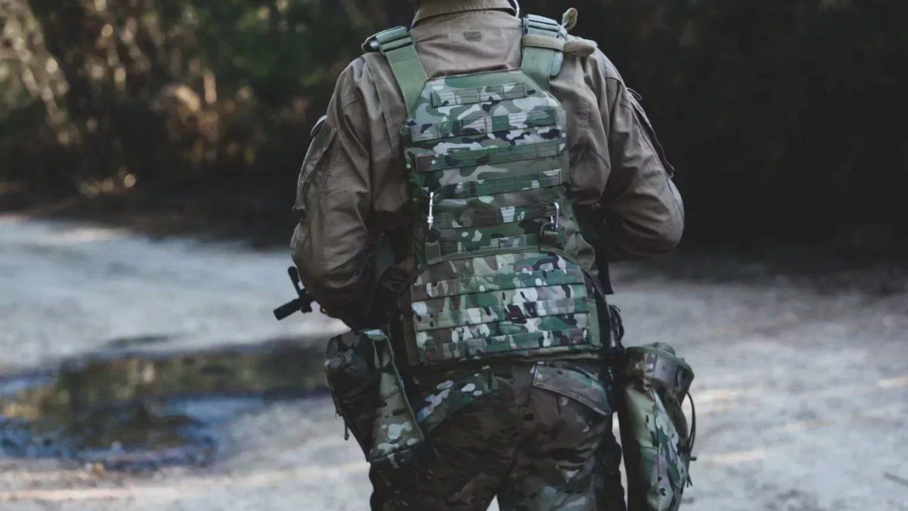 Выстрелил в себя очередная смерть в казахстанской армии В воинской части под Усть Каменогорском во время караула погиб солдат срочной службы Трагедия произошла 23 января но сообщили о ней только сегодня В командовании Сухопутных войск заявили что военнослужащий выстрелил в себя из закреплённого за ним оружия По предварительной версии произошедшее считают несчастным случаем Солдата призвали на службу в апреле прошлого года По факту гибели возбуждено уголовное дело Материалы ведёт восточное региональное военно следственное управление МВД ход дела находится на контроле военной прокуратуры На место выехала комиссия во главе с заместителем министра обороны генерал майором Аскаром Мустабековым В ведомстве выразили соболезнования семье и пообещали оказать помощь Напомним 6 января в больнице Шымкента умер солдат срочник воинской части 6506 Нацгвардии По предварительным данным причиной смерти стала остановка сердца Диагноз острый лейкоз При этом остаётся открытым вопрос как призывник с онкологией оказался в армии Фото Envato t me orda kz