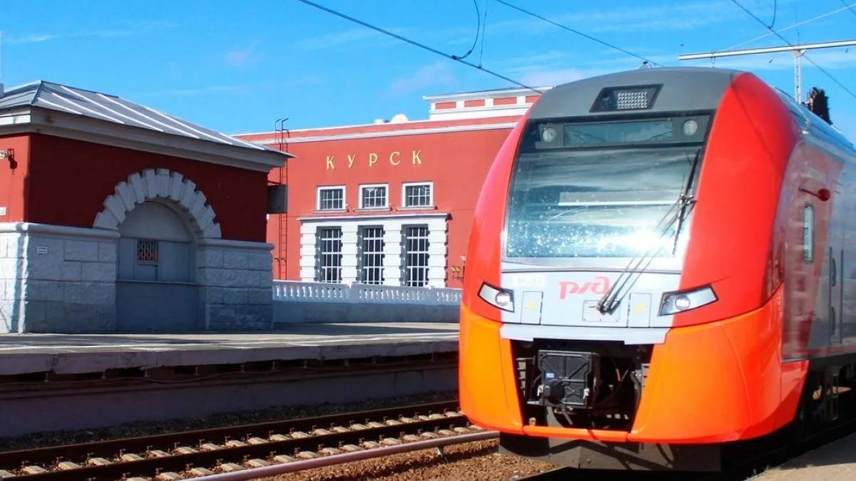 «Курского соловья» будет встречать Восточный вокзал Москвы, сообщил Александр Хинштейн. Он отметил, что за это решение проголосовало большинство курян – 58% Из Курска поезд будет отправляться в 22:15 и приезжать в Москву в 06:21. Из столицы «соловей» будет отбывать в 22:30, а в областной центр прибывать в 06:31. Поезд вернется на маршрут осенью.
