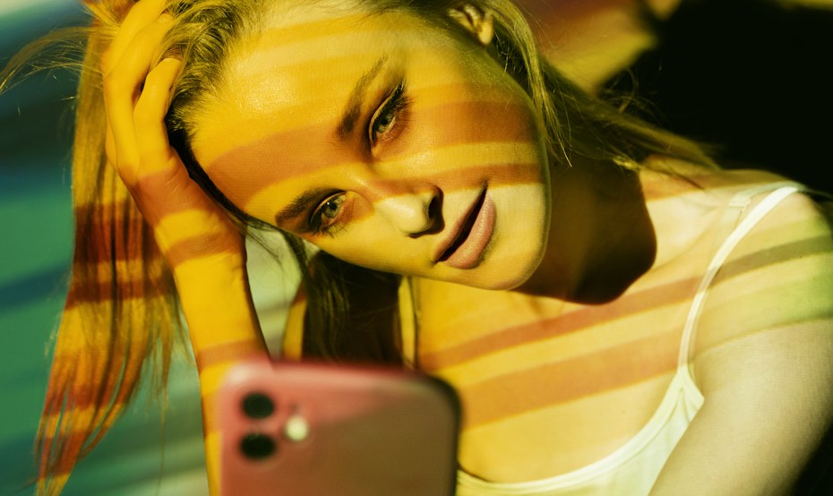 В РФ будут выдавать смартфоны бесплатно с одним условием Компания Бюро цифровых проектов планирует запустить в России новую модель реализации смартфонов Устройство можно будет получить без предоплаты и последующих платежей но взамен пользователь должен согласиться на просмотр рекламных материалов Запуск пилотного проекта намечен на лето 2026 года Стоимость устройства и услуг связи будет полностью покрываться за счёт демонстрации рекомендаций и рекламы Это могут быть баннеры или короткие видеоролики Просмотр не будет мешать совершению звонков отправке сообщений или использованию приложений Первые полторы тысячи устройств будут распределены среди участников закрытого тестирования весной 2026 года После завершения тестовой фазы подать заявку на участие в проекте сможет любой желающий Для получения устройства потребуется пройти процедуру идентификации по паспорту В случае отключения рекламы устройство необходимо будет вернуть iguides