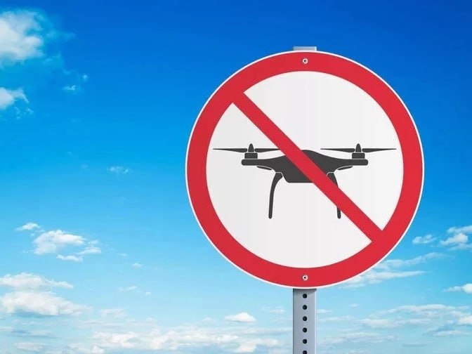 В Кировской области установили ответственность за незаконный запуск и публикацию информации о БПЛА Запрещен как запуск так и публикация информации в соцсетях и СМИ о беспилотниках Наказание устанавливается в виде административного штрафа в размере от 3 до 5 тысяч рублей для граждан от 15 до 50 тысяч рублей для должностных лиц а также от 100 до 300 тысяч рублей для юридических лиц Исключение составляют случаи когда БПЛА аппараты используются органами государственной власти подведомственными им учреждениями и иными организациями по договору с органами госвласти Подписаться